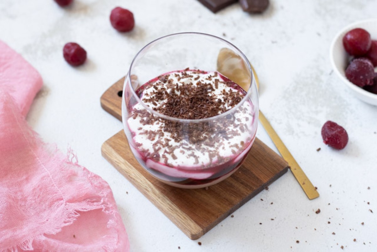 Ricotta al cioccolato con ciliegie calde