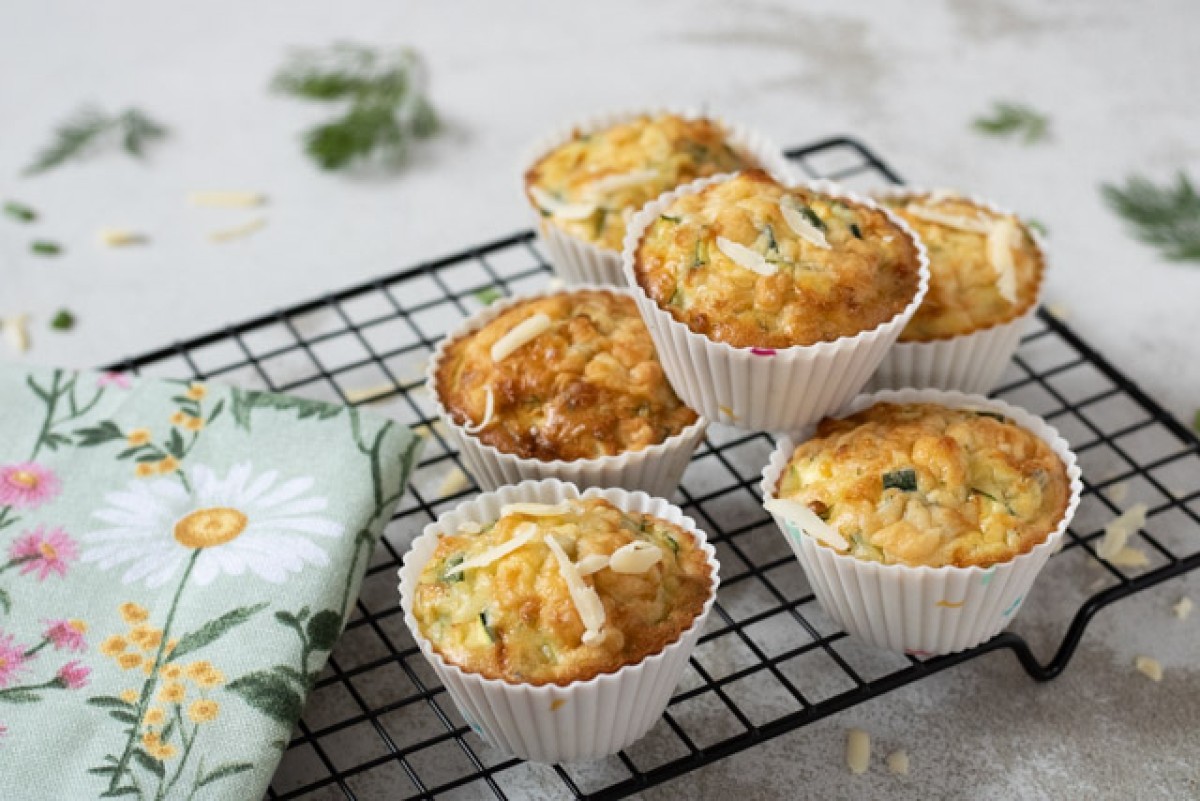 Muffin da colazione con zucchine, tonno e formaggio