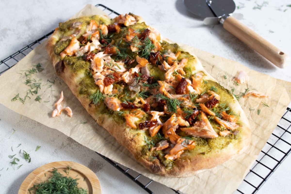 Pinsa al pesto, salmone e pomodorini secchi