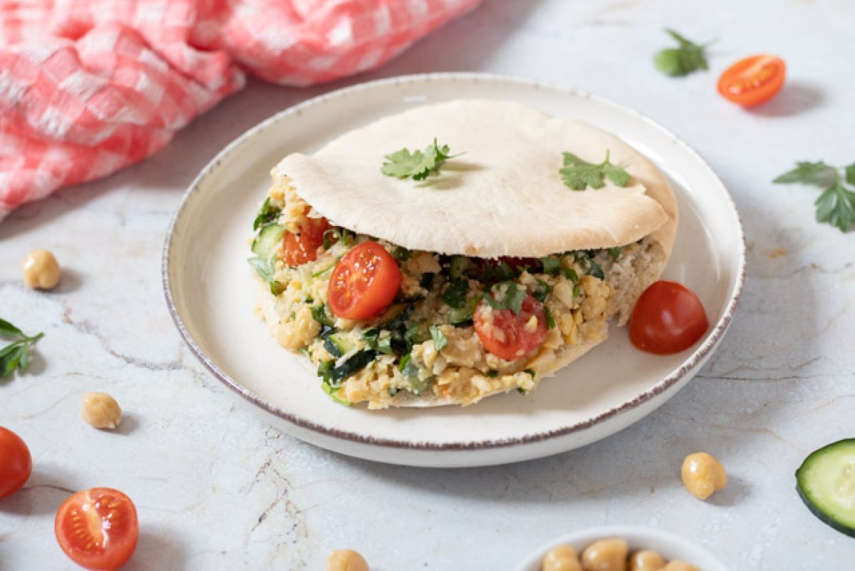 Pochettes de pita petit-déjeuner farcies de salade de pois chiches