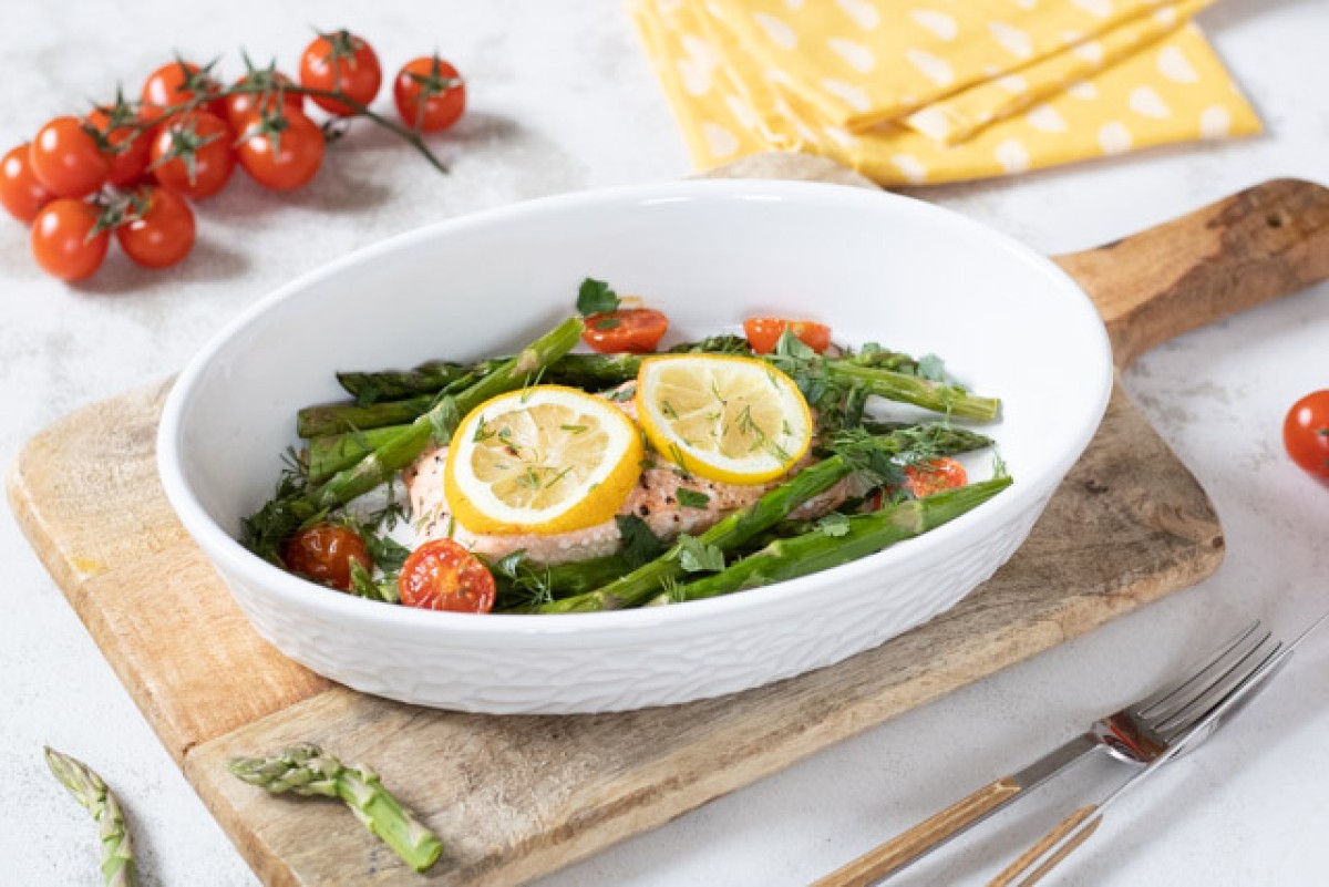Baked low-GI salmon with asparagus and cherry tomatoes