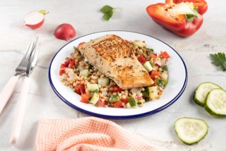Salmone panato alle erbe con insalata di grano saraceno a basso indice glicemico