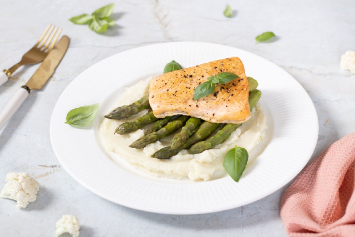 Bistecca di salmone su purea di cavolfiore con asparagi