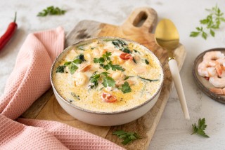 Keto zupa z krewetkami i łososiem