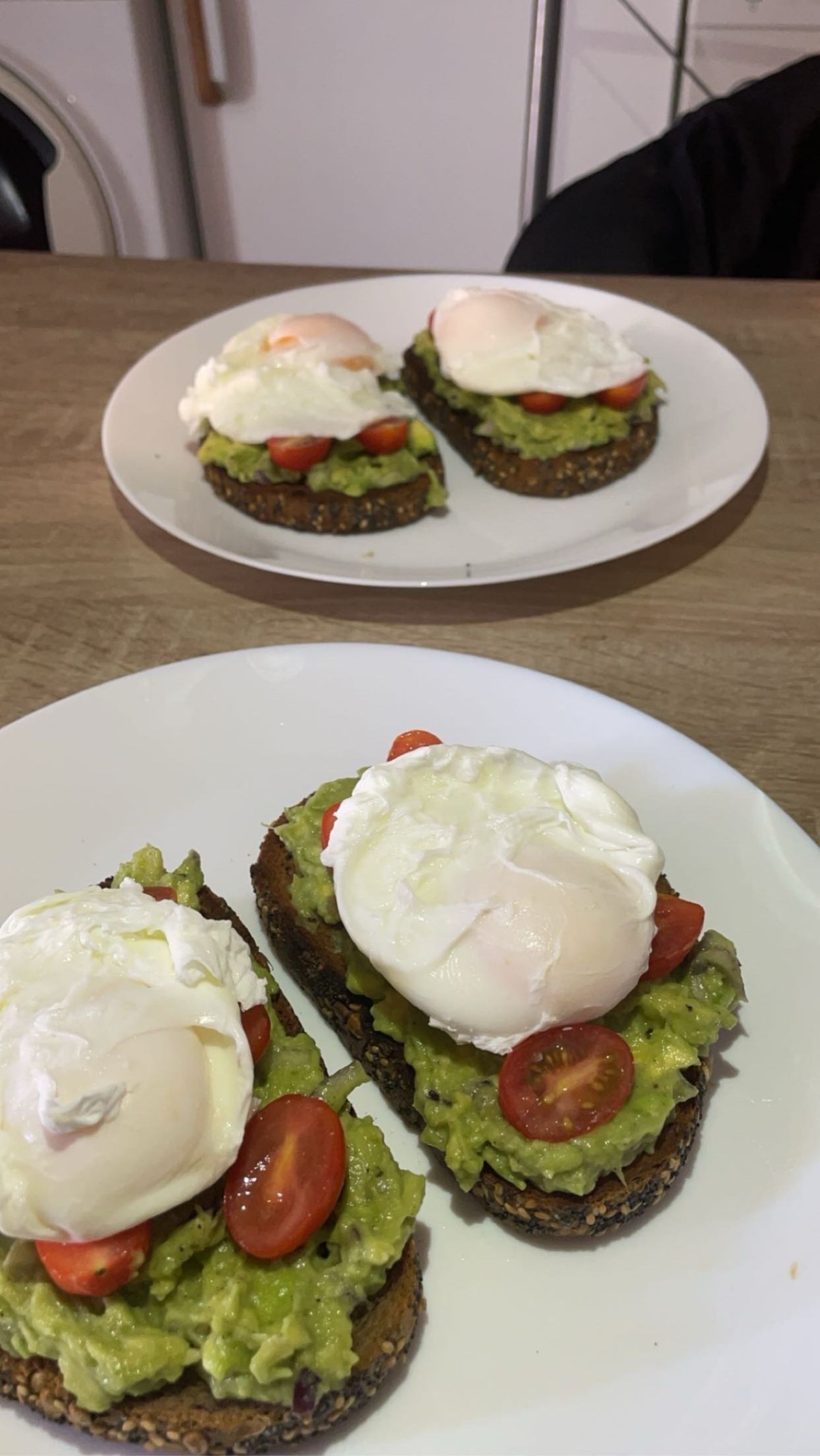 Tostes, avocat, tomates, cerises, œuf poché