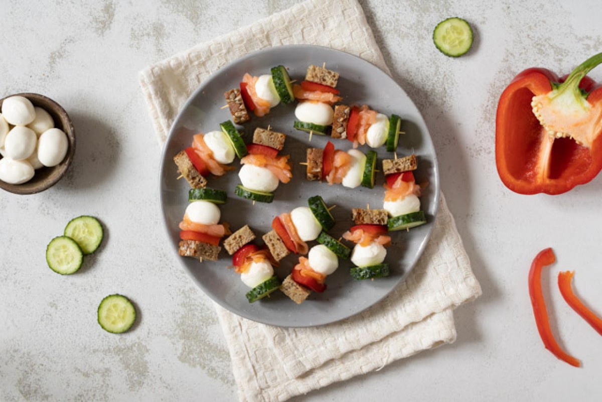 Proteinreiche Lachs-Spieße mit Gemüse und Brot