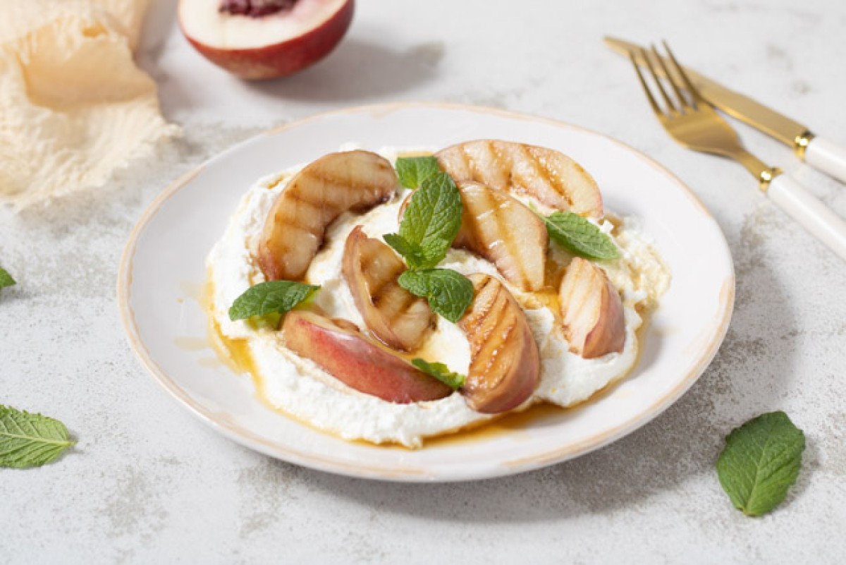 Protein-Dessert mit gebackenen Pfirsichen und Pistazien-Skyr