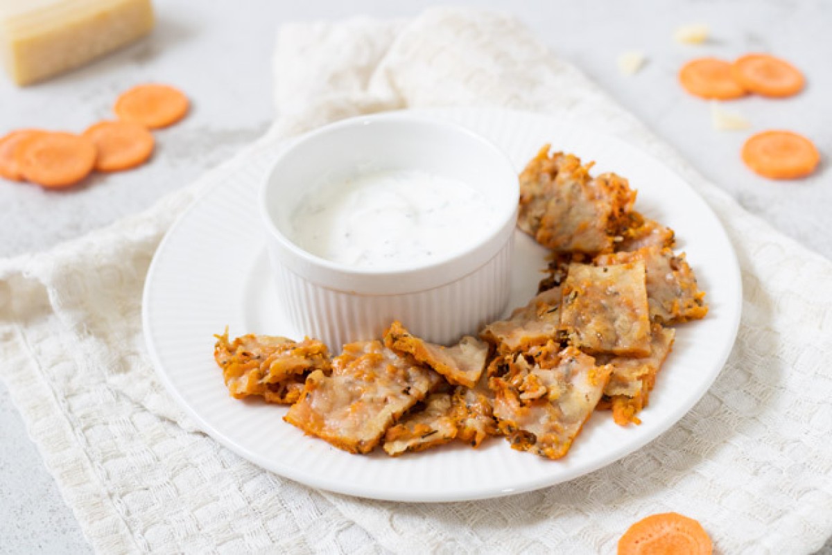Karottenchips mit Kräuter-Knoblauchsauce