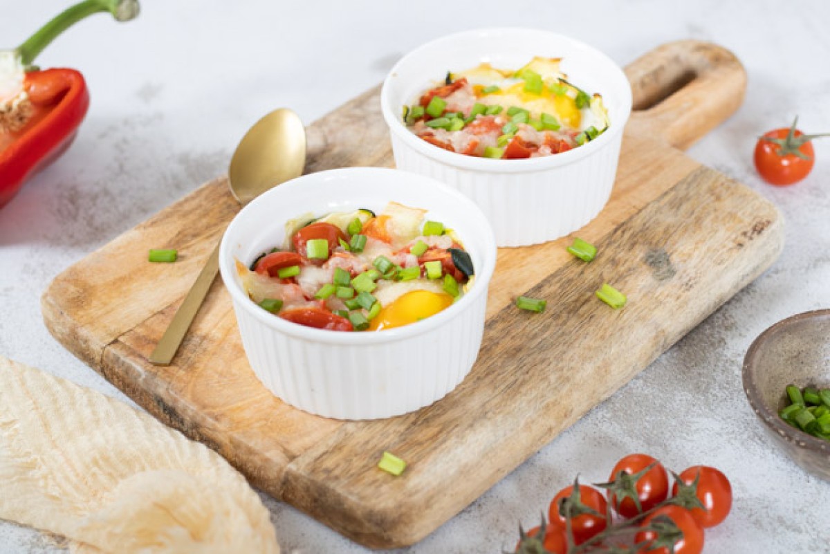 Zucchini nests with cheese and vegetables