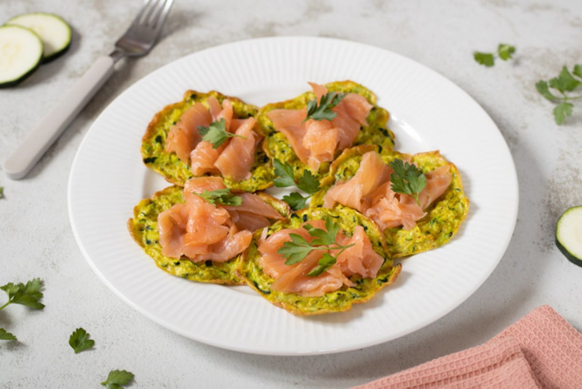 Vollkorn-Zucchini-Frühstückspfannkuchen mit Lachs