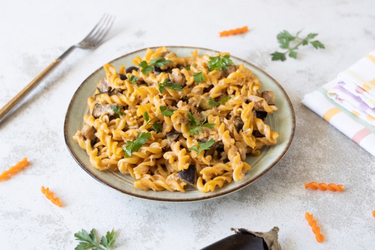 Nudeln mit Thunfisch und Aubergine in Joghurtsauce