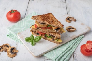 Sandwich met champignons, tomaat en kaas