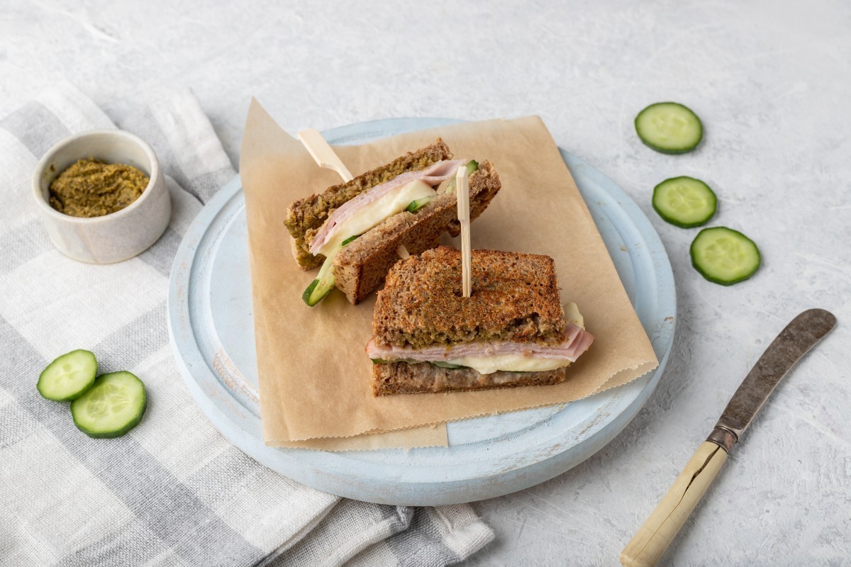 Komkommer sandwich met mozzarella en ham
