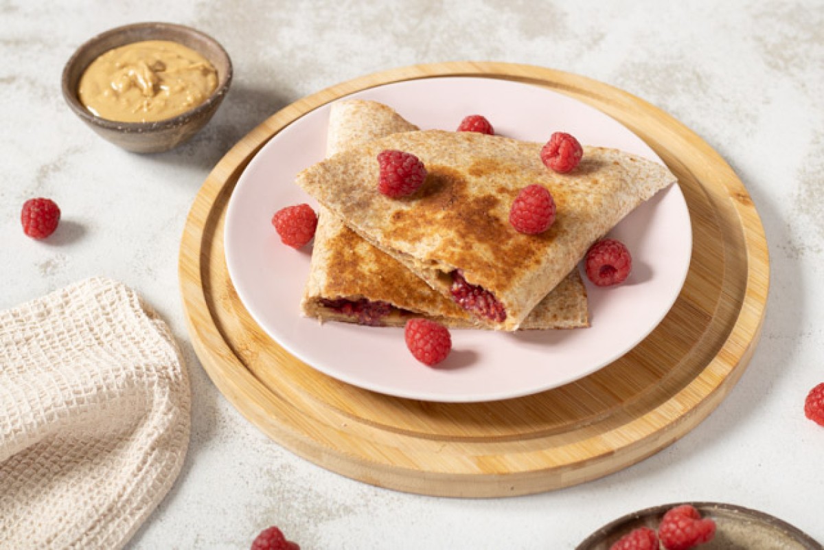 Tortilla dolce con lamponi e burro di arachidi