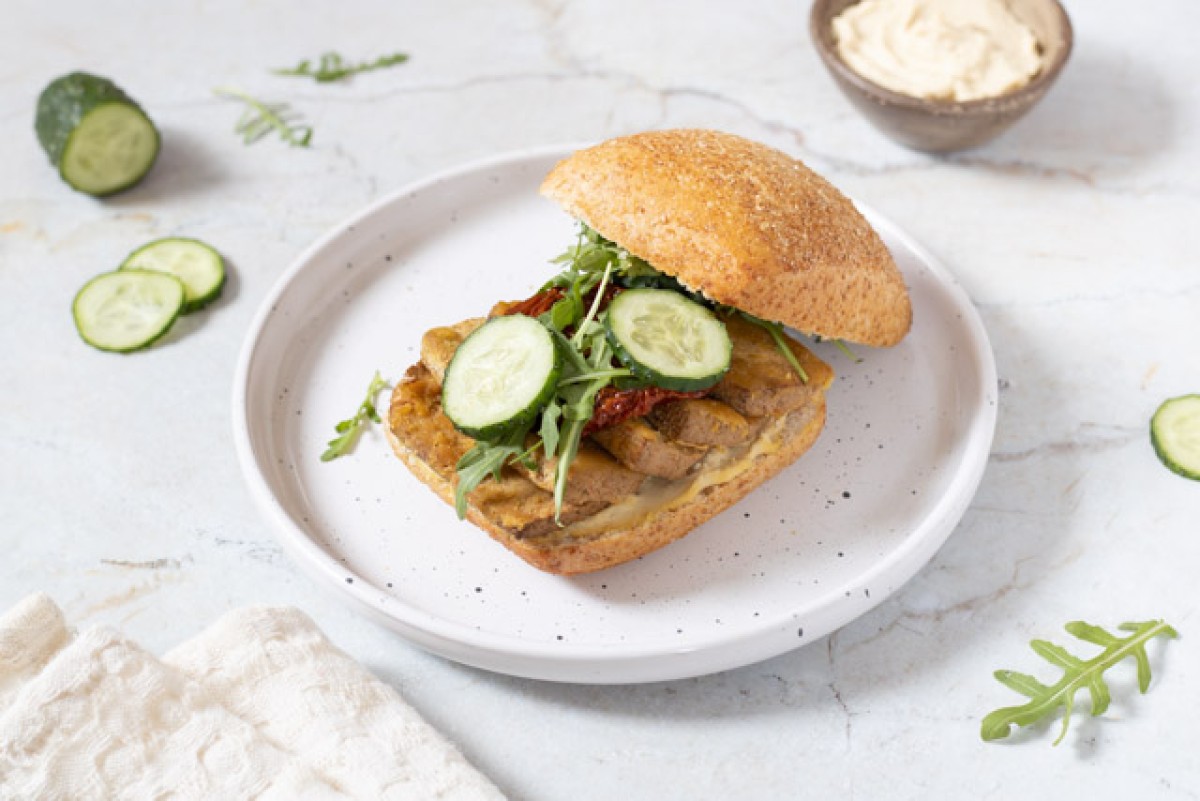 Hamburger di tofu con hummus e verdure
