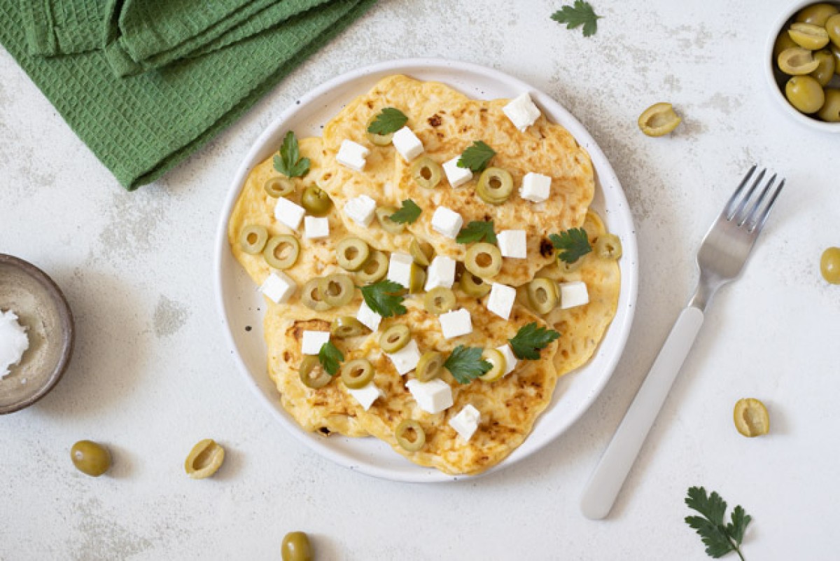 Frittelle di fiocchi di latte con feta e olive