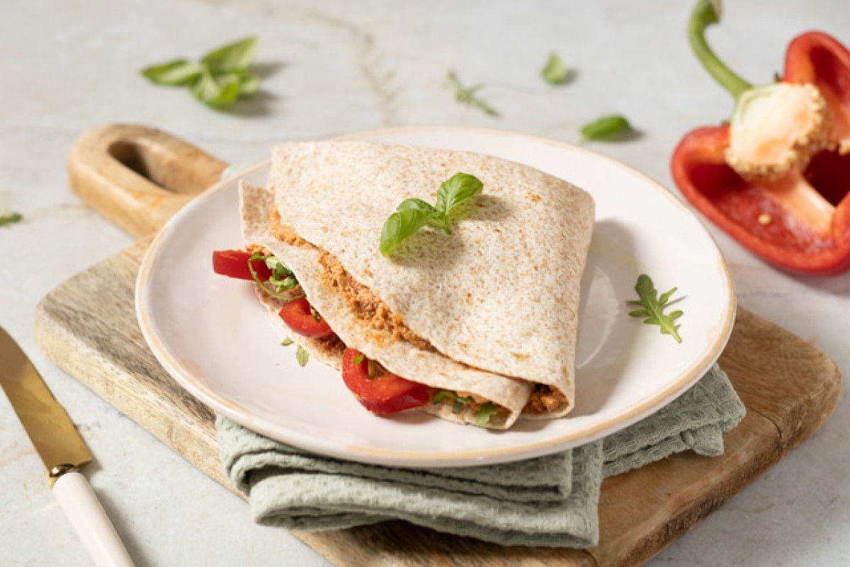 Tortilla da colazione con crema di pomodori secchi e semi di girasole, verdure e formaggio