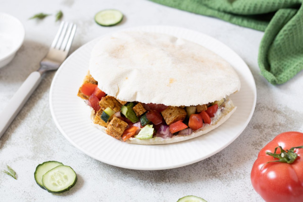Kebab végétarien aux légumes dans un pain pita