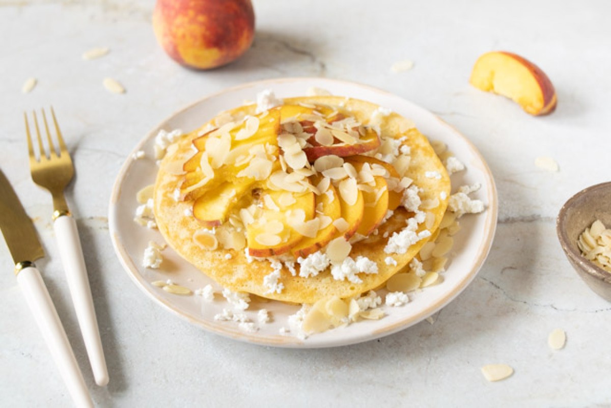 Protein-Pfannkuchen mit Vanillepudding, Pfirsich und Mandeln