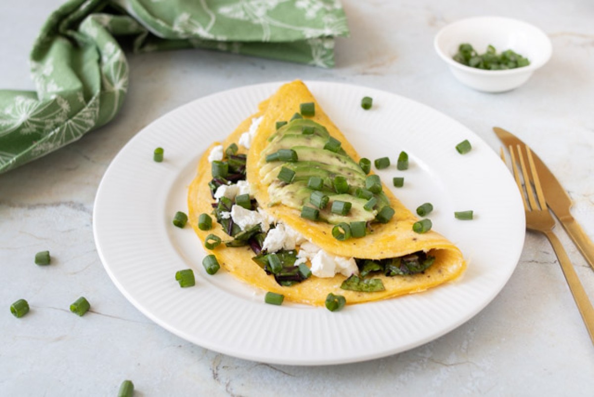 Keto frittata con foglie di barbabietola, feta e avocado
