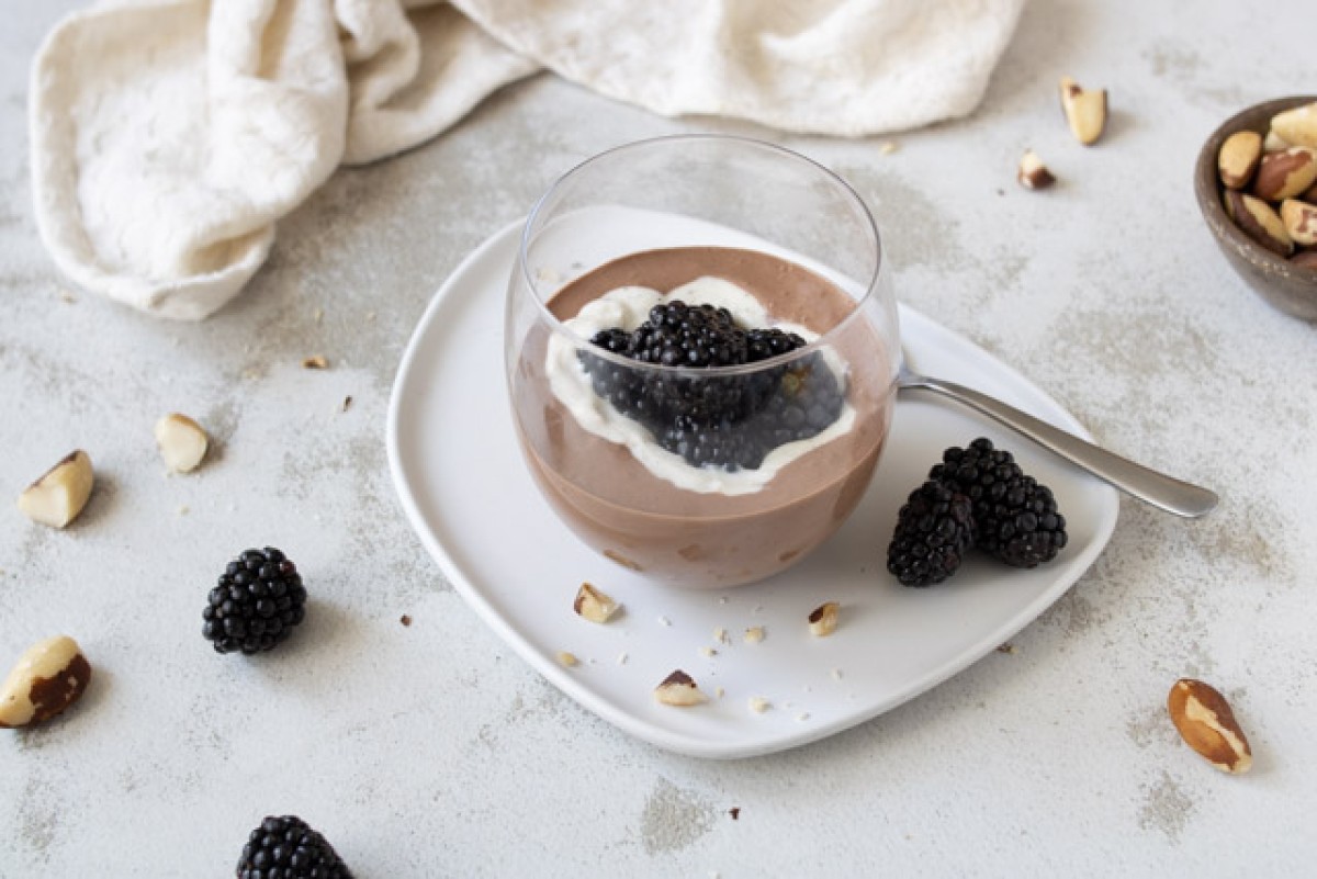 Dessert kéto au cacao, aux noix et mûres