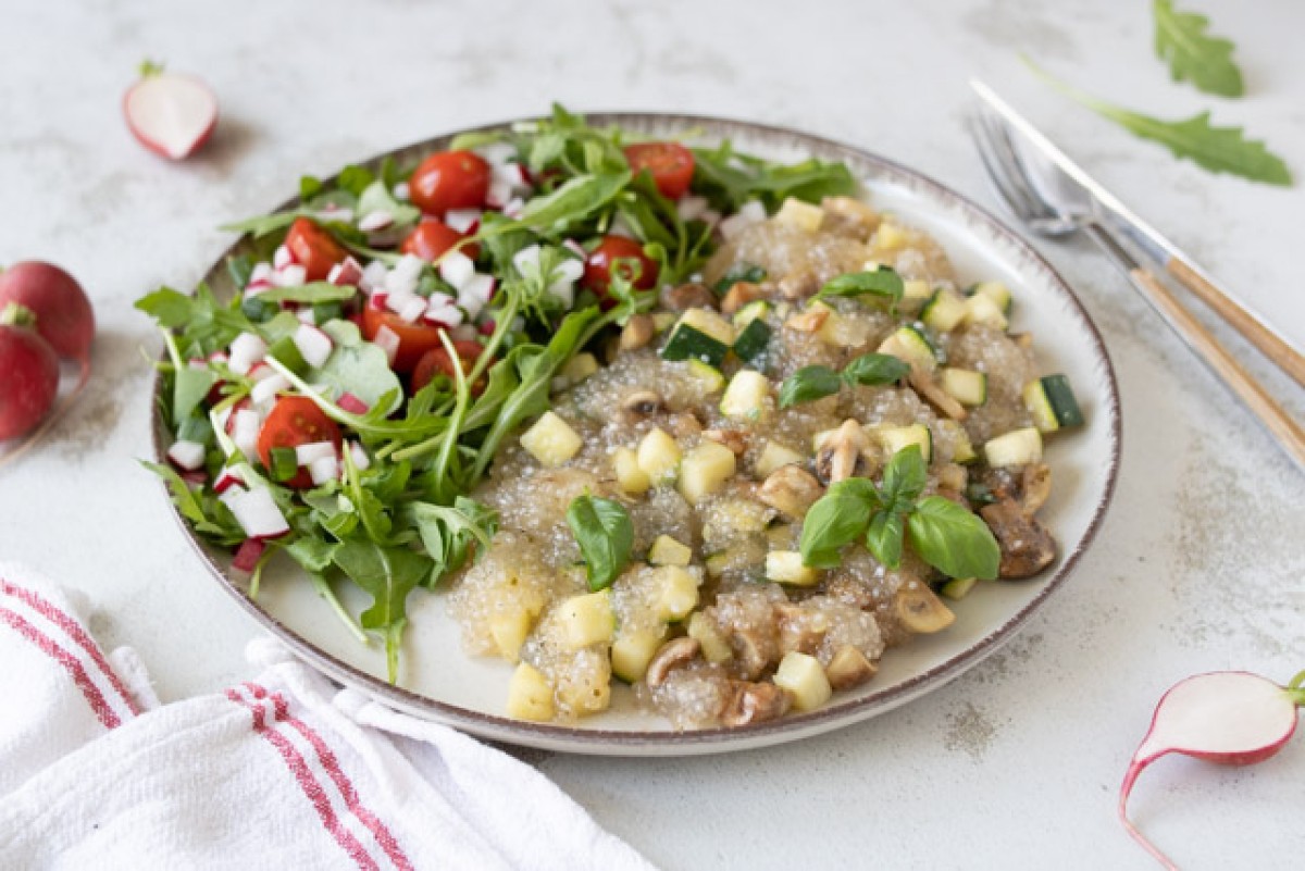 Tapioka mit Pilzen und Zucchini mit Salat