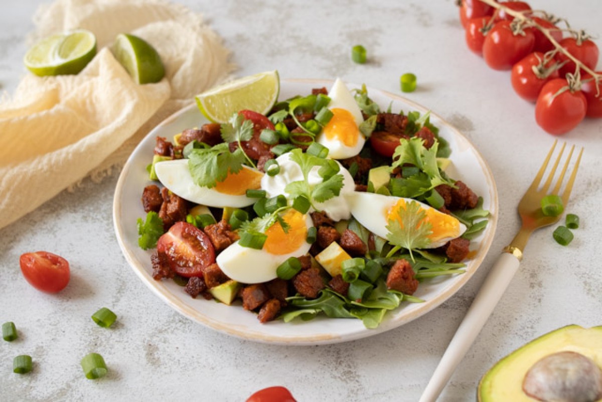 Keto insalata con chorizo e uovo
