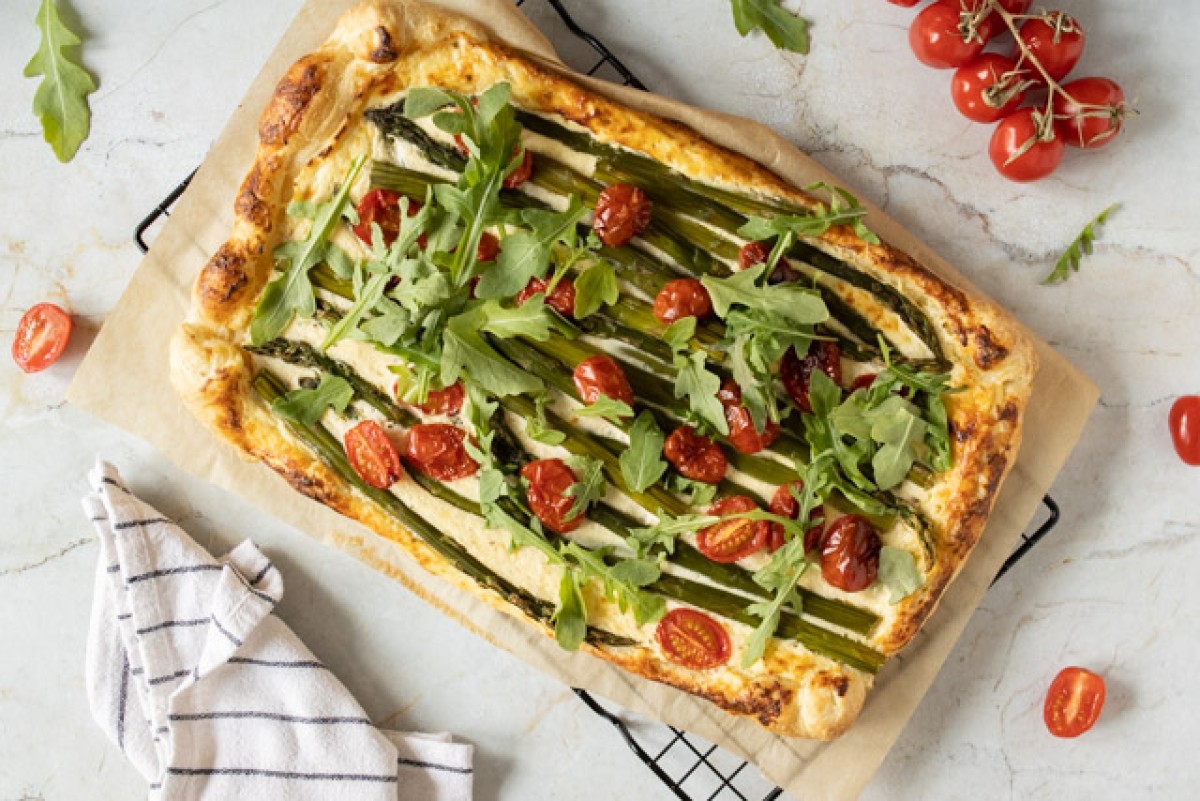 Torta primaverile di pasta sfoglia con asparagi e pomodorini