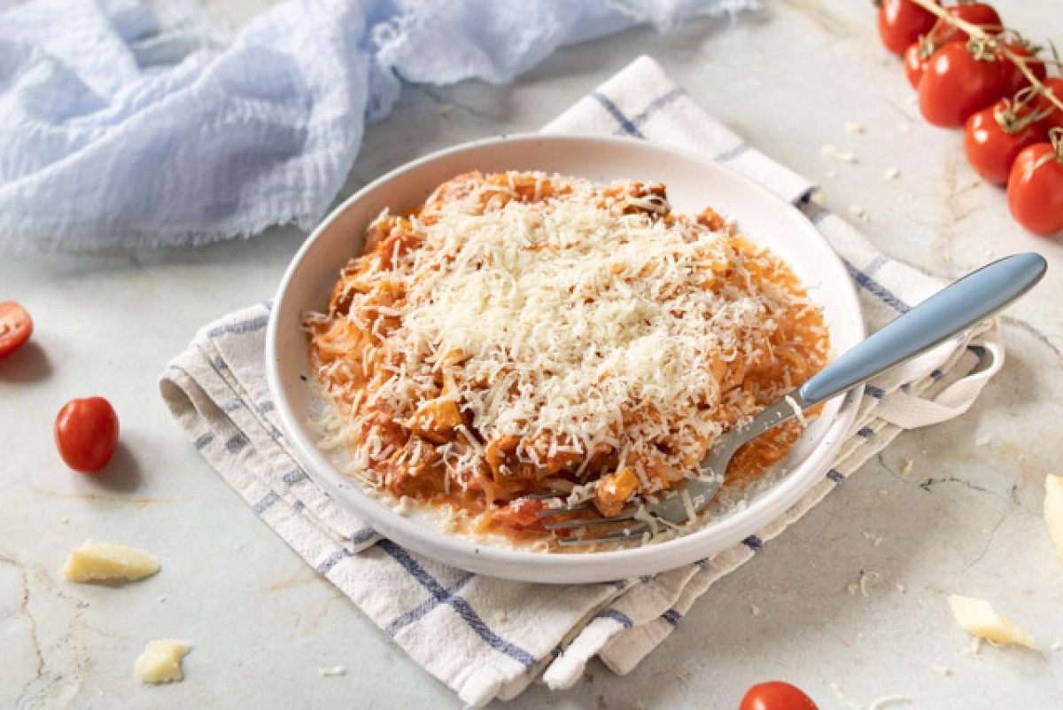 Pasta di konjac con chorizo in salsa di pomodoro piccante