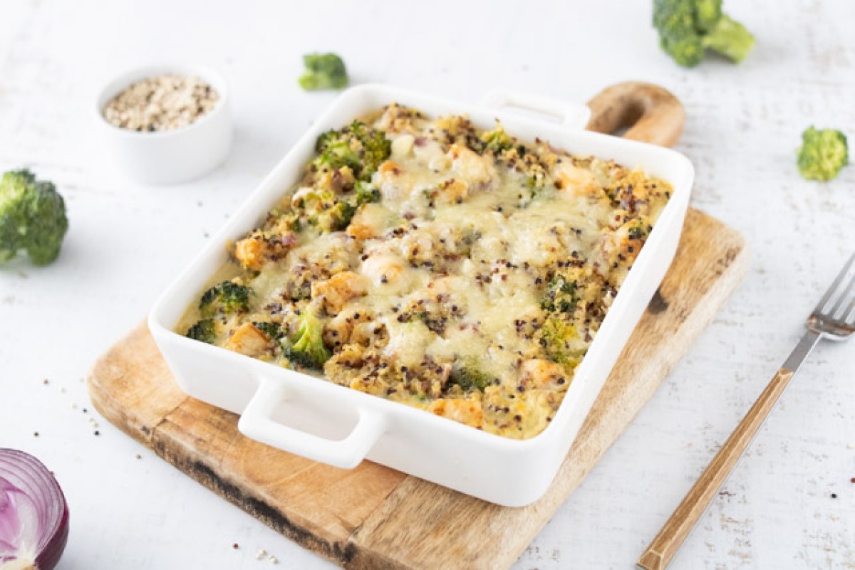 Casseruola ad alto contenuto proteico con pollo, broccoli e quinoa
