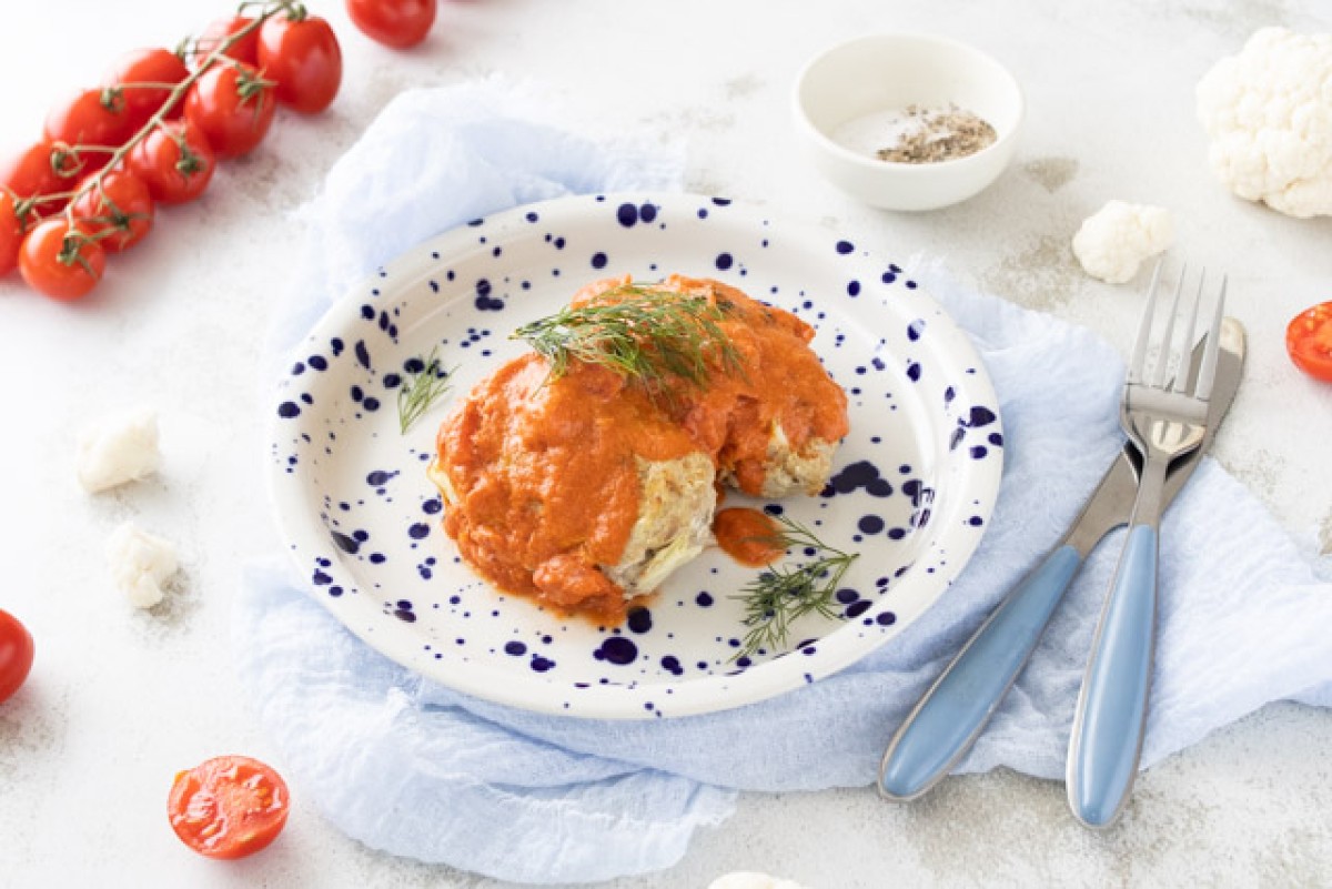 Keto-Frikadellen mit Kohl in einer Tomaten-Creme-Sauce ohne Verpackung