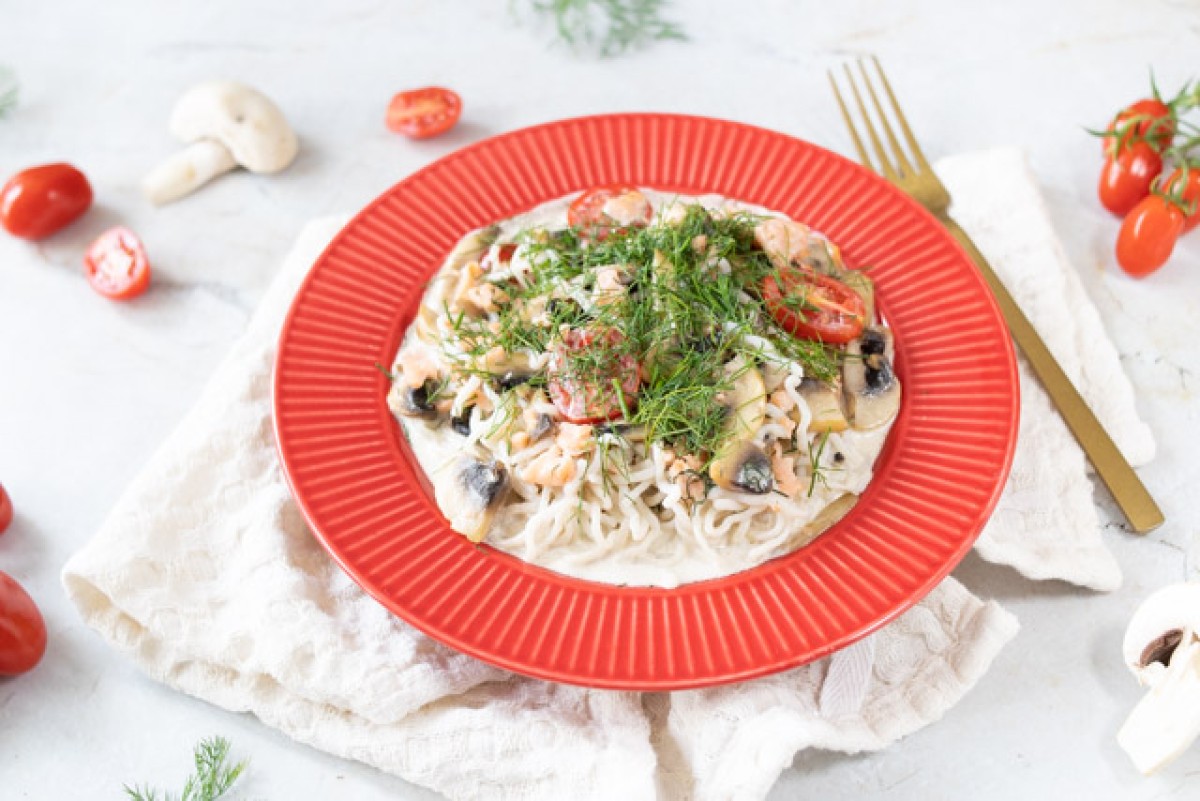 Pâtes de konjac avec du saumon dans une sauce à la crème avec des champignons - régime keto