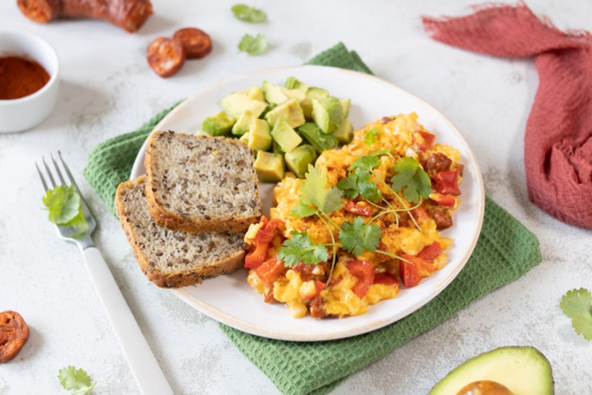 Keto uova strapazzate con chorizo e avocado