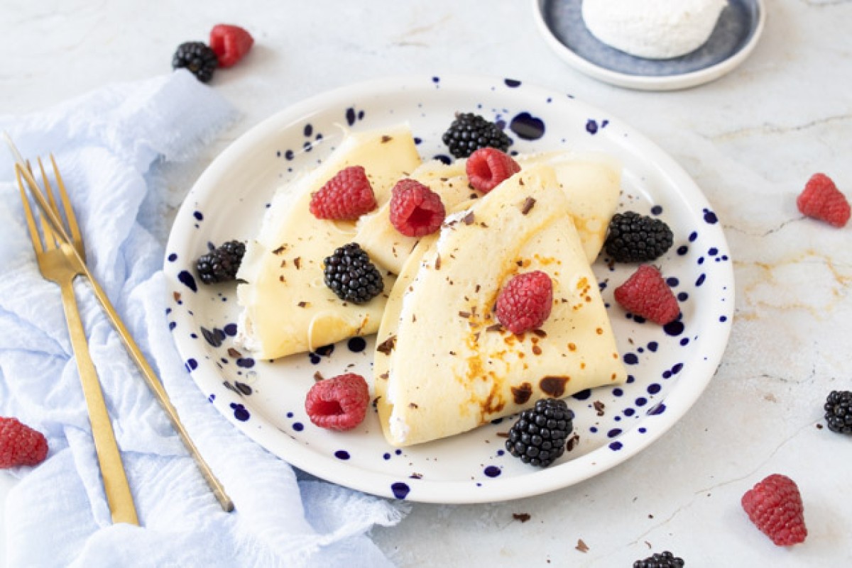 Protein pancakes with fruit and stracciatella
