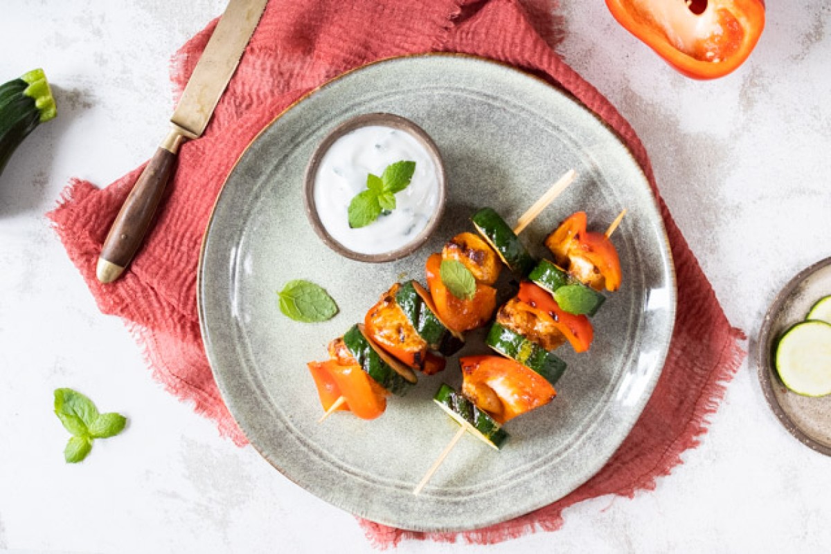 Brochetas de pollo, calabacín y pimiento con salsa de menta