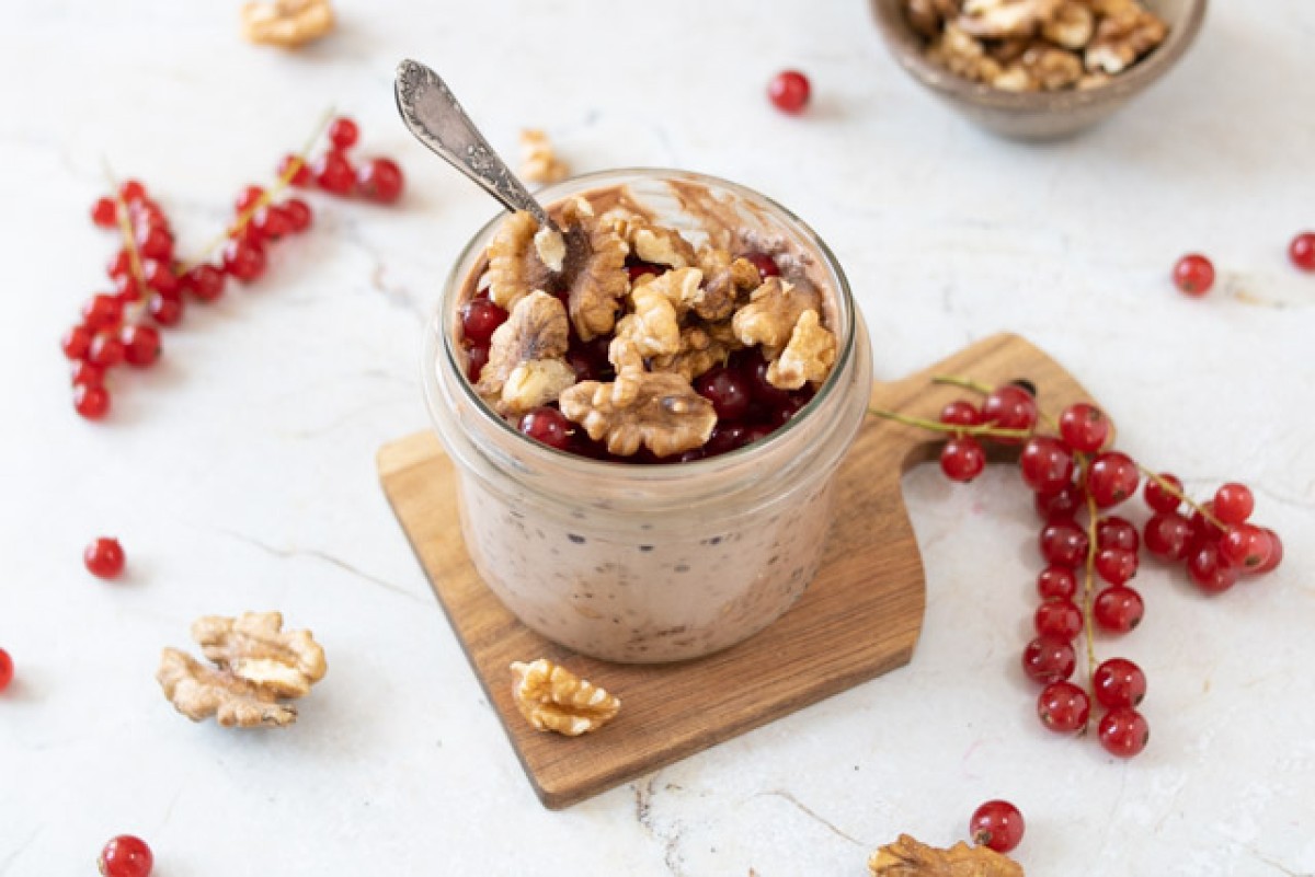 Dessert au chia à faible teneur en glucides avec du cacao, de la pâte de tahini et des groseilles
