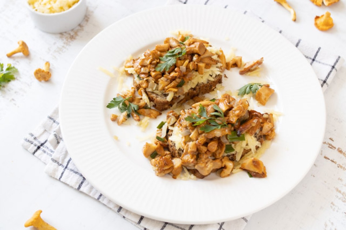 Keto toasts with chanterelles in butter and cheddar cheese