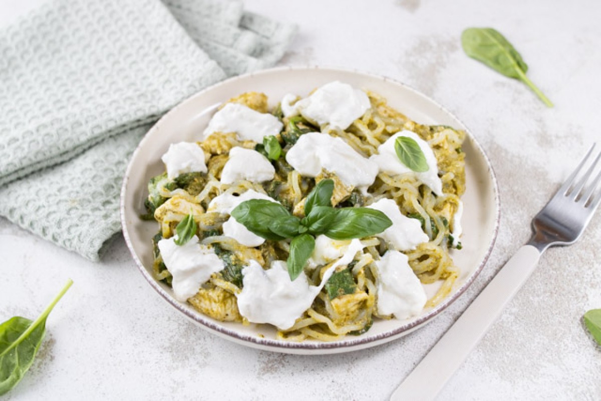 Pasta di konjac al pesto con pollo, spinaci e burrata