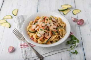 Pasta met garnalen en courgette