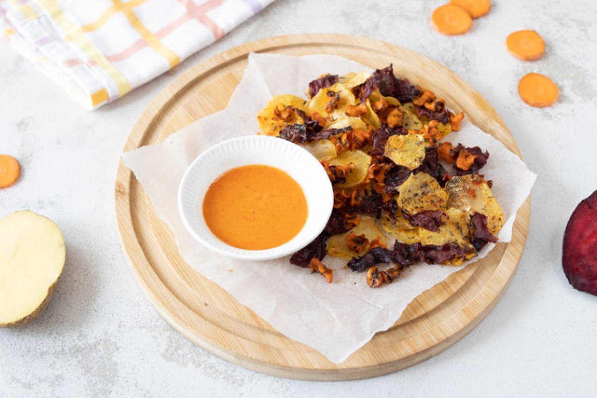 Gemüsechips mit Sriracha-Mayonnaise