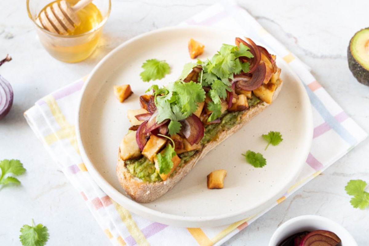 Avocado-Toast mit süß-scharfem Halloumi