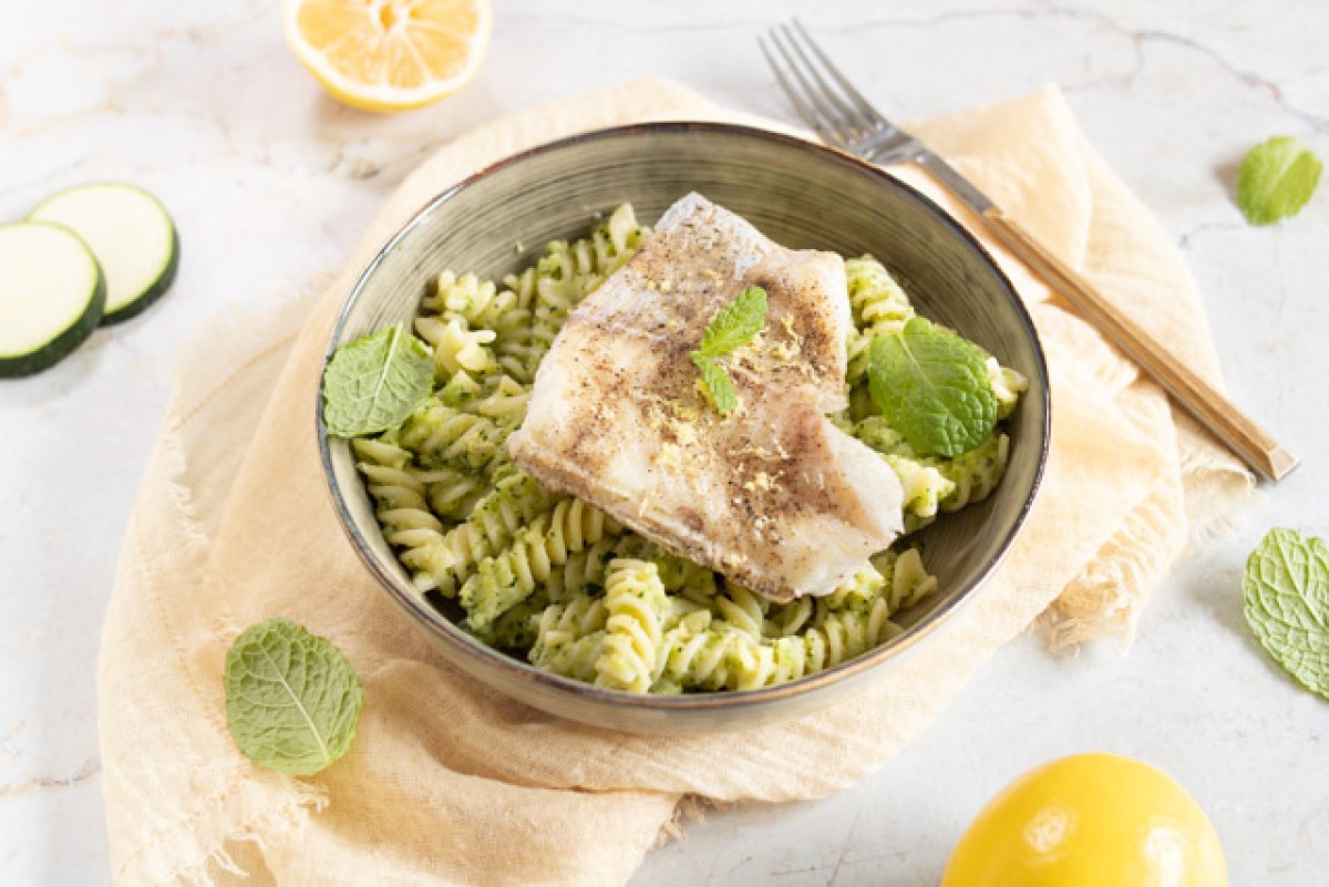 Fusilli mit Zucchinicreme, Zitrone, Minze und Kabeljau