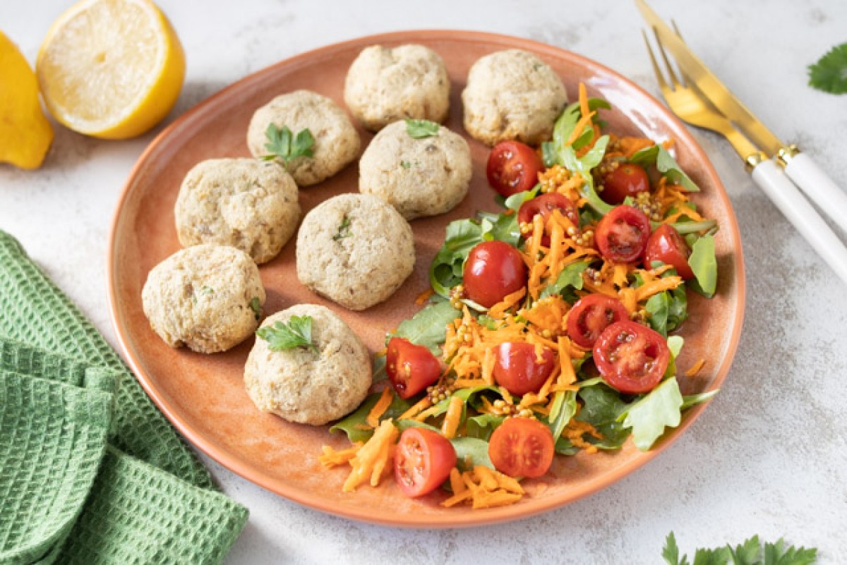 Thunfisch-Ricotta-Bällchen mit Salat