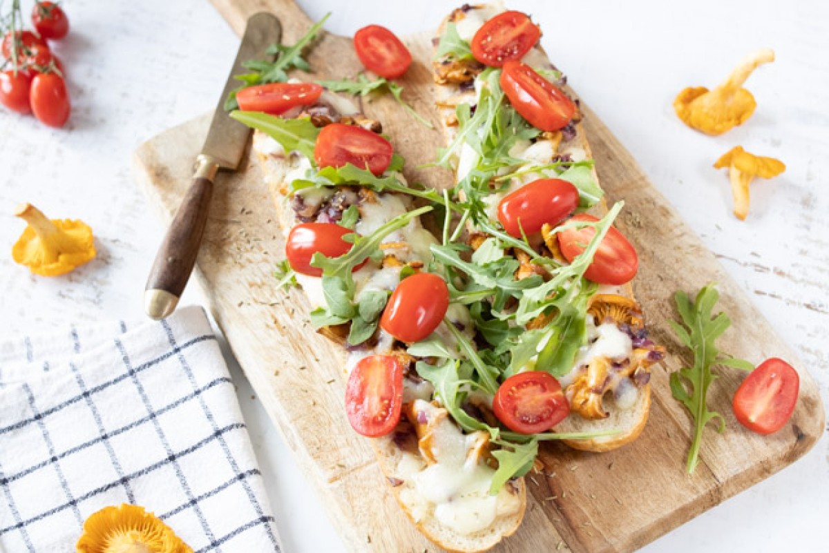 Baguette al forno con finferli, pomodorini e rucola