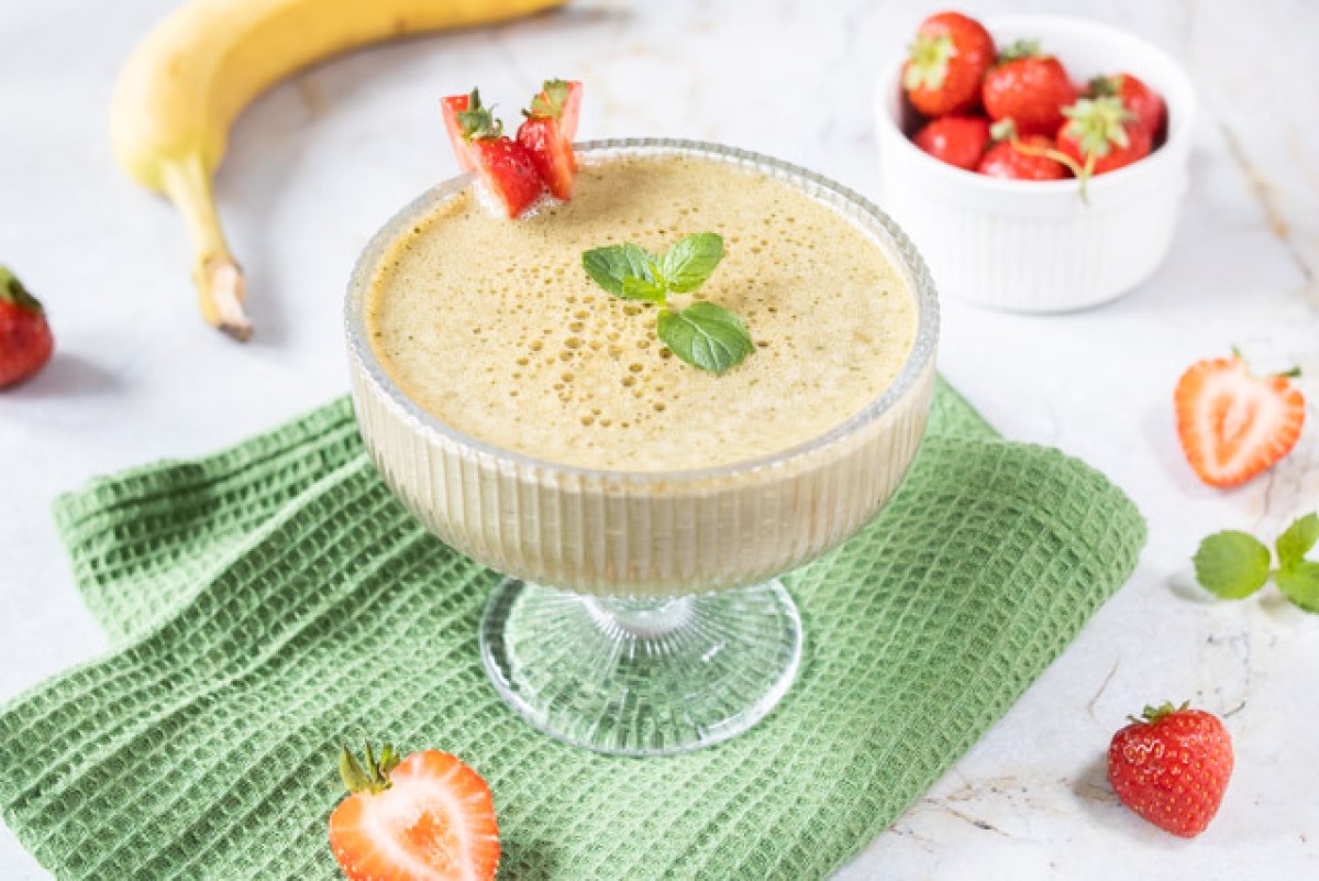 Frullato di fragole e banane con tè matcha