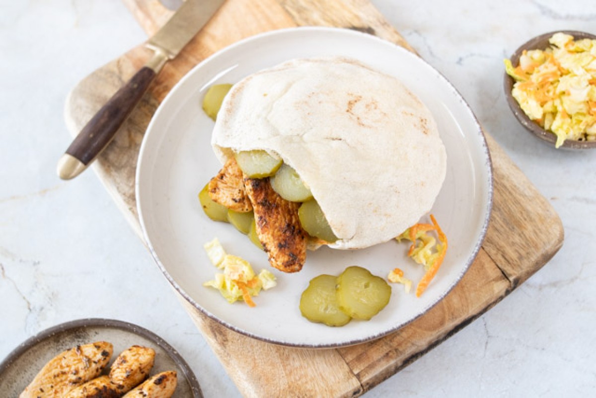 Pita con coleslaw, cetriolo salato e pollo