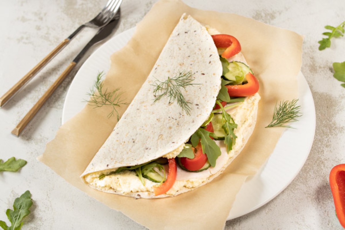 Wrap au fromage et à l'œuf avec légumes et jambon