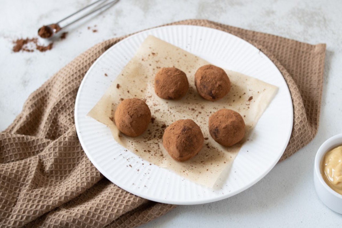 Palline di formaggio e noci a basso contenuto di carboidrati con cacao