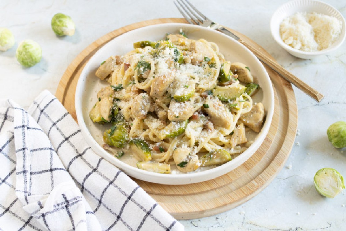 Pasta alla carbonara con cavoletti di Bruxelles e pollo