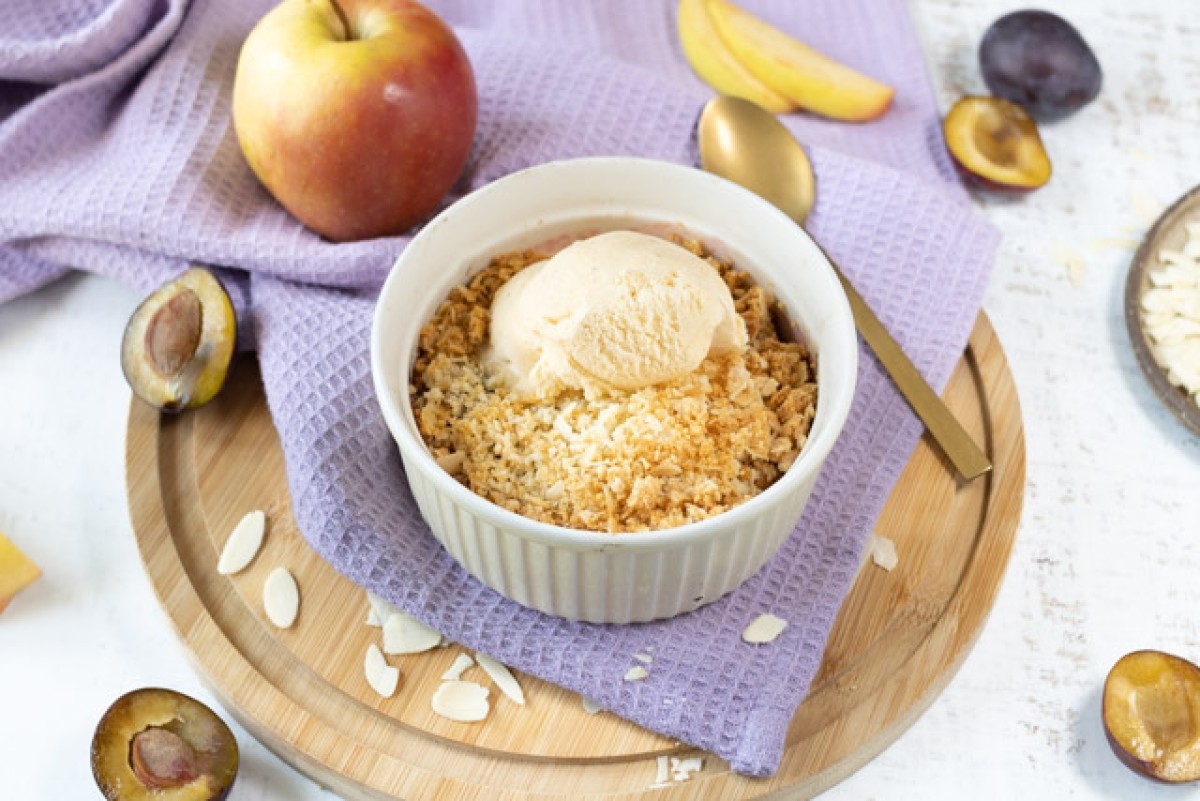 Crumble di prugne e mele con crostata di mandorle e gelato alla vaniglia